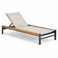 Lettino prendisole in metallo e tessuto beige con dettagli in teak